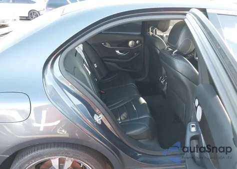 2016 Mercedes-Benz C 300 z USA, uszkodzony, nr VIN 55SWF4JB2GU154736